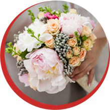 Свадебные букеты и лепестки роз