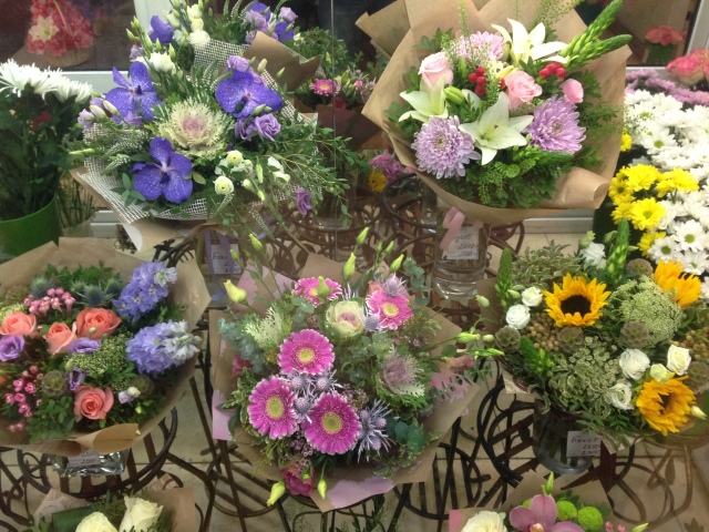 Разнообразие букетов в салоне цветов 