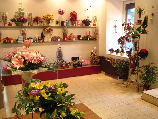 Конфетные композиции в салоне цветов