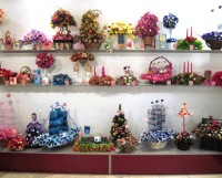 В салоне цветов большой выбор букетов из конфет